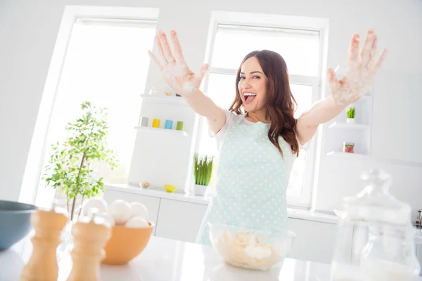 陽気なファンキーな女の子の主婦の肖像はパン屋さんの朝の準備生地ショーの手小麦粉は台所の家で白いエプロンを着用 — ストック写真