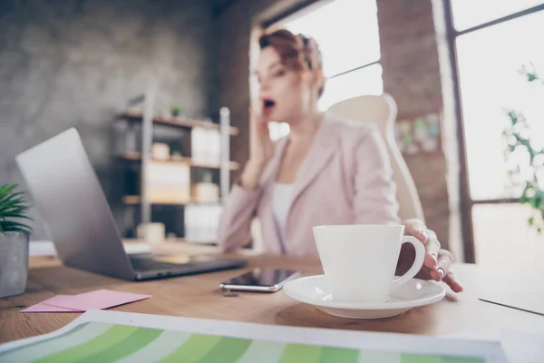 Ritratto di sfocato bello attraente stanca signora dirigente revisore contabile professionista pianificazione reddito sbadigliando sindrome insonnia a moderno industriale mattone loft stile posto di lavoro interno stazione — Foto Stock