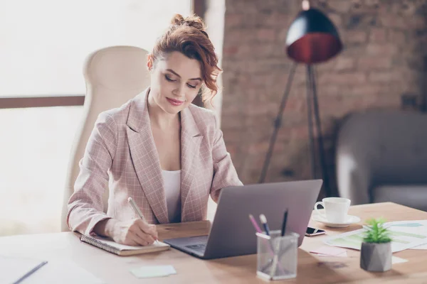 Ritratto di lei lei bella attraente piuttosto elegante elegante elegante elegante signora intelligente concentrata seduta in sedia piano di scrittura strategia di sviluppo a moderno industriale mattone loft stile interno posto di lavoro stazione — Foto Stock