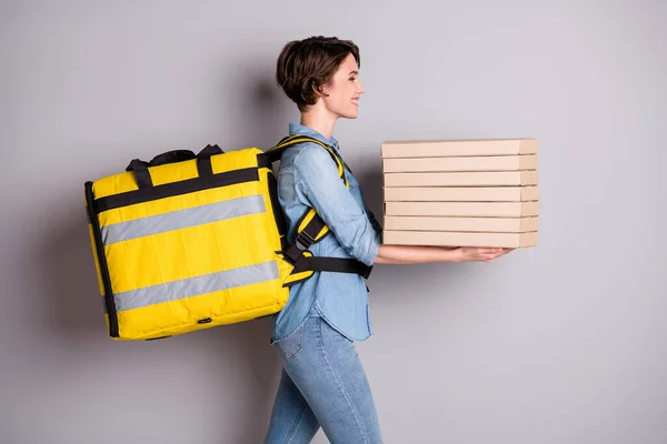 Profil fotoğrafı pozitif işçi kız kurye iş yeri covid-19 karantina tutucu pizza kutuları eve dağıtım Copyspace yürüyün kot pantolon giyin gri arka plan — Stok fotoğraf
