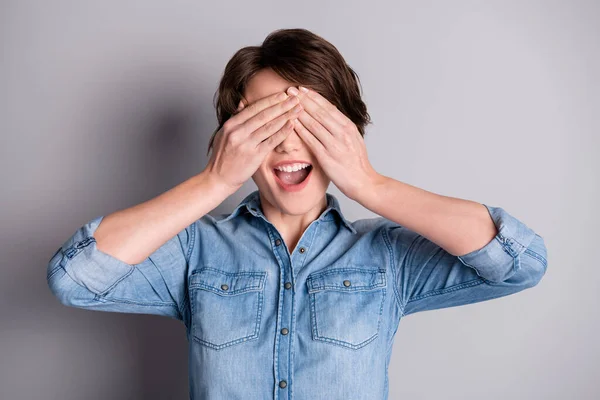 Portret van verbaasd positief vrolijk meisje hebben verjaardag feest sluiten cover ogen wachten op heden dragen goed kijken kleding geïsoleerd over grijs kleur achtergrond — Stockfoto