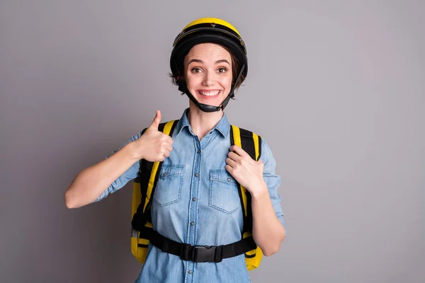 Portret van positieve succesvolle meisje koerier aanbevelen gemakkelijk fast express eten pizza leveren show duim omhoog teken slijtage denim jeans shirt geïsoleerd over grijze kleur achtergrond — Stockfoto