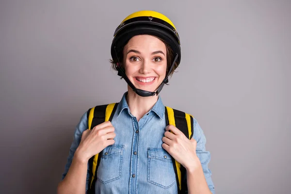 Portret van positief vertrouwen post werknemer meisje genieten leveren voedsel maaltijd adres dragen thermo rugzak dragen stijlvolle outfit geïsoleerd over grijze kleur achtergrond — Stockfoto