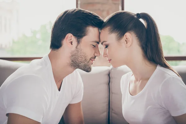 Closeup foto perfil de encantador senhora bonito cara casal relaxante confortável magra cabeças olhos fechados ficar em casa bom humor quarentena ouvir palavras de amor passar tempo juntos sala de estar dentro de casa — Fotografia de Stock