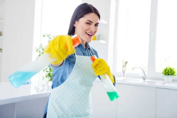 Portrait d'elle elle agréable attrayant joyeux gai drôle funky femme au foyer nettoyage à l'aide de spray désinfectant avoir du plaisir à lutter contre la poussière dans la lumière moderne maison de cuisine intérieure blanche — Photo