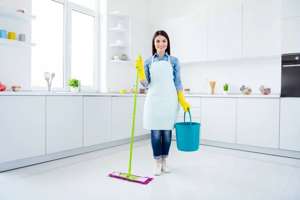 Volledige foto van positieve zelfverzekerde vrouw huisvrouw houden emmer dweil klaar schone kamer vloer desinfecteren covid-29 infectie in huis keuken binnen — Stockfoto