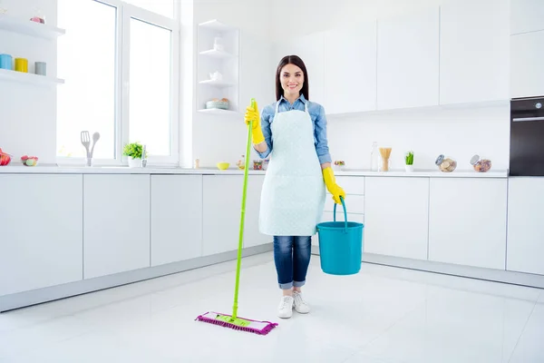 Foto de comprimento total de mulher confiante positiva dona de casa segurar esfregão de balde pronto piso quarto limpo desinfetar infecção covid-29 na cozinha da casa dentro de casa — Fotografia de Stock