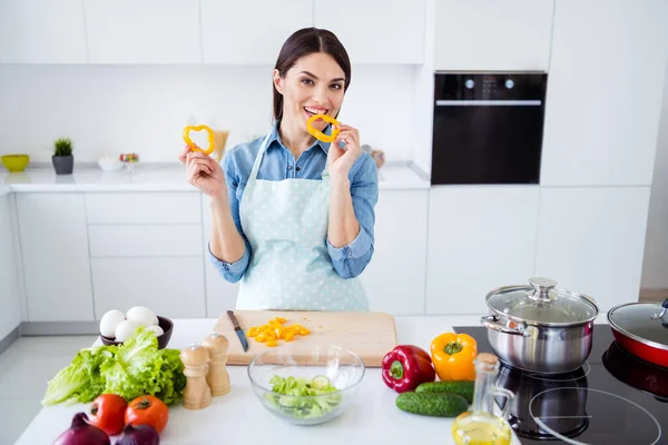 Ritratto di donna casalinga positiva godersi la cena pasto nutrizionale sano preparazione mangiare peperone giallo verdure in casa all'interno della cucina — Foto Stock