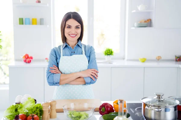 Portret van haar ze mooie aantrekkelijke mooie vrolijke huisvrouw koken lunch schotel snack culinaire keuken verblijf thuis quarantaine gevouwen armen in modern licht wit interieur keuken huis binnen — Stockfoto