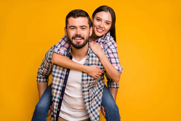 Retrato de pareja casada alegre positiva hombre llevar a cuestas mujer disfrutar del descanso de verano relajarse desgaste cuadros camisa aislada sobre brillante brillo color fondo —  Fotos de Stock