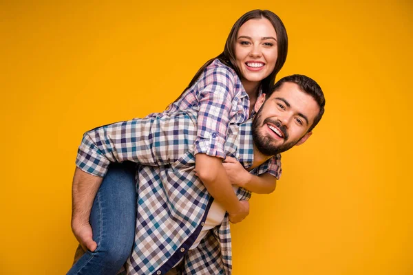 Retrato de cônjuges apaixonados alegres homem carregam mulher piggyback desfrutar de descanso de verão relaxar desgaste xadrez roupa isolada sobre brilho brilhante cor fundo — Fotografia de Stock