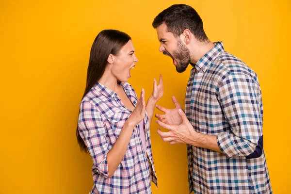 Perfil foto furioso senhora cara casal namorada namorado gritar uns aos outros escândalo não pode ficar em casa juntos mais usar casual xadrez camisas jeans isolado cor amarela fundo — Fotografia de Stock