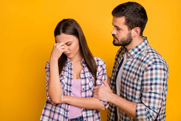 Drágám, mi történt? Frusztrált lány van migrén férfi házastárs próbálja támogatást nyugodt kopás kockás ruhák elszigetelt felett fényes fényes színes háttér — Stock Fotó