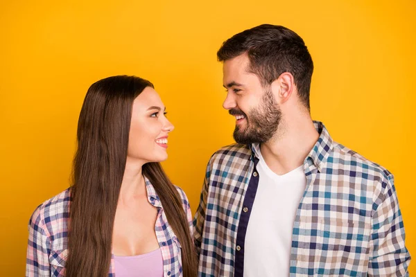 Närbild foto vacker dam stilig kille toothy leende ömhet ser ögon med kärlek känslor kramar stå nära slitage casual rutiga skjortor isolerad gul färg bakgrund — Stockfoto