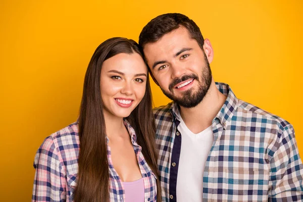 De cerca foto de cónyuges positivos novios disfrutar pasar el descanso de verano relajarse juntos usar ropa a cuadros aislados sobre fondo de color brillante —  Fotos de Stock