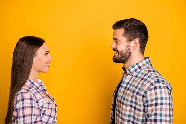 Profil boční fotografie milující pár muž žena těšit první pohled schůzku jako každý jiný nosit kostkované tričko izolované přes jasný lesk barvy pozadí — Stock fotografie