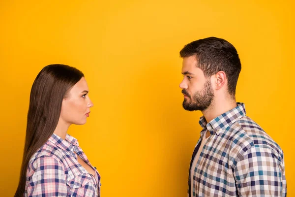 Nahaufnahme Profil Foto Dame Kerl Paar gegenüber Abstand halten nicht lächelnd Blick Augen verantwortlich Menschen Bürger tragen lässig karierte Hemden Outfit isoliert gelbe Farbe Hintergrund — Stockfoto