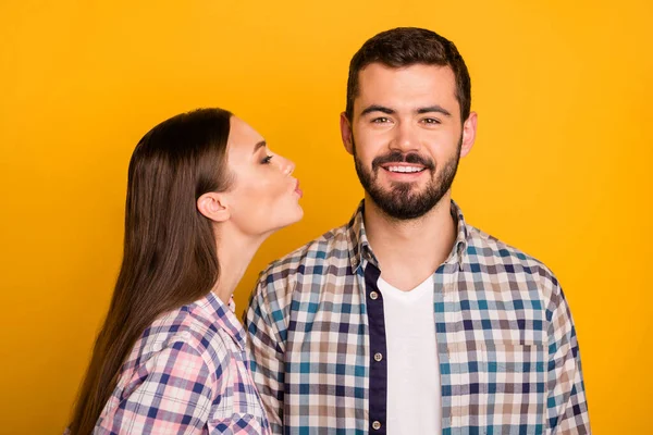 Portrait de passionné tendre deux personnes femme embrasser homme sur 14-Février date porter à carreaux chemise à carreaux isolé sur fond de couleur brillante — Photo
