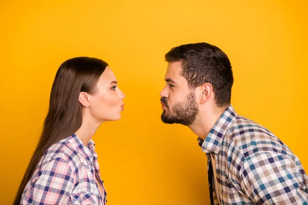 Profil strona zdjęcie z namiętnym przetargu delikatne dwie osoby mężczyzna kobieta pocałunek copyspace cieszyć walentynki wakacje nosić kratkę kratkę koszule izolowane nad jasny połysk kolor tło — Zdjęcie stockowe