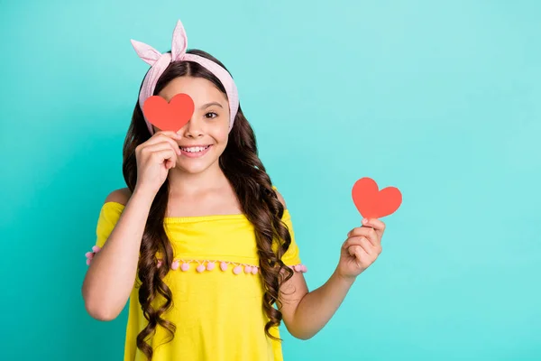 Retrato de sonho positivo menina criança romântica fechar tampa olhos rosto desfrutar 14-fevereiro desgaste estilo retro elegante moda roupas amarelas isoladas sobre turquesa cor de fundo — Fotografia de Stock