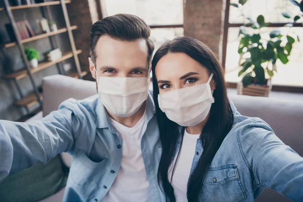 Κοντινές φωτογραφίες δύο συζύγων κάνουν selfie blogging υγειονομική περίθαλψη cov λοίμωξη προστασία από επιδημία καθίσουν αναπαυτικό καναπέ φορούν ιατρική μάσκα στο σπίτι σε εσωτερικούς χώρους — Φωτογραφία Αρχείου