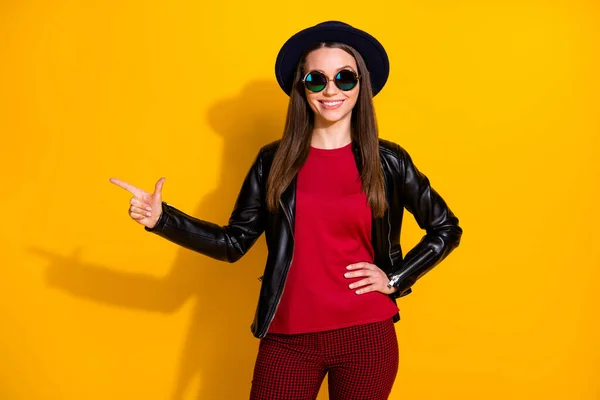 Retrato dela ela agradável-olhando atraente linda elegante alegre alegre menina de cabelos lisos mostrando cópia espaço vazio isolado sobre brilhante brilho vívido cor amarela vibrante fundo — Fotografia de Stock