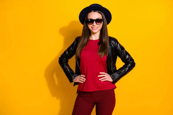 Retrato de ella ella atractiva atractiva hermosa guay bien vestido alegre alegre de pelo recto chica con aspecto moderno posando aislado sobre brillante brillo vivo vibrante color amarillo fondo — Foto de Stock