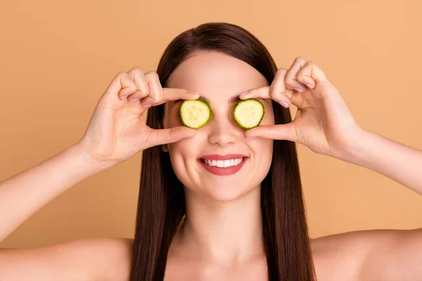 Close up foto de encantadora senhora menina fechar olhos de enseada com fatia de pepino quer eficaz máscara de tratamento de pele natural tornar a pele sedosa como após salão de spa isolado sobre fundo de cor pastel — Fotografia de Stock