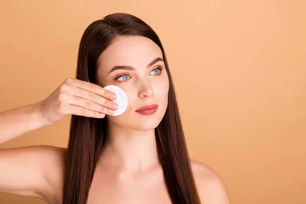 Nahaufnahme Foto von verträumten wunderschönen Dame verwenden Baumwollkissen entfernen ihr Make-up nach der Arbeit Corporate Party isoliert über pastellfarbenem Hintergrund — Stockfoto