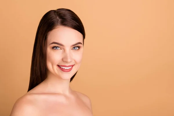 De cerca la foto de la reina de belleza real chica positiva tiene nueva terapia de spa de salón de tratamiento de cuidado de la piel para su cuerpo para hacer la piel pura perfecta impecable aislado sobre fondo de color pastel —  Fotos de Stock