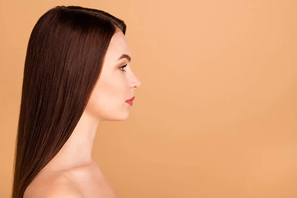 Profil boczne zdjęcie myślących dziewczyny wygląd czekać na pielęgnacji skóry salon leczenie ciała, aby jej skóra jedwabista na urodę strony izolowane na beżowym tle kolor — Zdjęcie stockowe