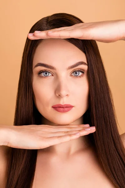 Close up foto de menina séria segurar olhar mão tentar entender que ela é rainha da beleza após a terapia de tratamento de spa salão de cuidados com a pele isolado sobre fundo cor pastel — Fotografia de Stock