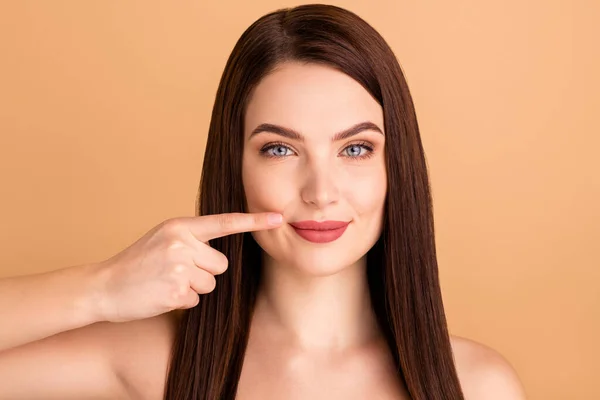 Närbild foto av charmig flicka peka hennes pekfinger rekommenderar plastikkirurgi hudvård förfarande för att göra hennes läppar fyllig pip isolerad över pastell färg bakgrund — Stockfoto