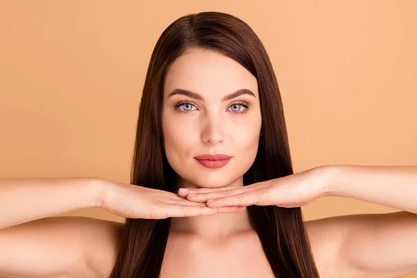 Foto de cerca de la hermosa chica de mente después de pelar el tratamiento de salón mirada en el espejo creo que es belleza real aislado sobre fondo de color pastel —  Fotos de Stock