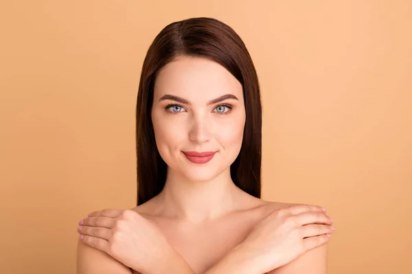 Close up zdjęcie uroczej pozytywnej dziewczyny przytulić się czuć harmonię ciała cieszyć się wellnes po zabiegu pielęgnacji skóry salon izolowane na beżowym tle kolor — Zdjęcie stockowe