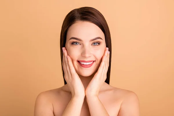 Close-up foto van positieve vrolijke meisje aanraking gezicht handen genieten van nieuwe salon huidverzorging procedure als nieuwe plastische chirurgie therapie maken de huid perfect zuiver geïsoleerd over pastel kleur achtergrond — Stockfoto