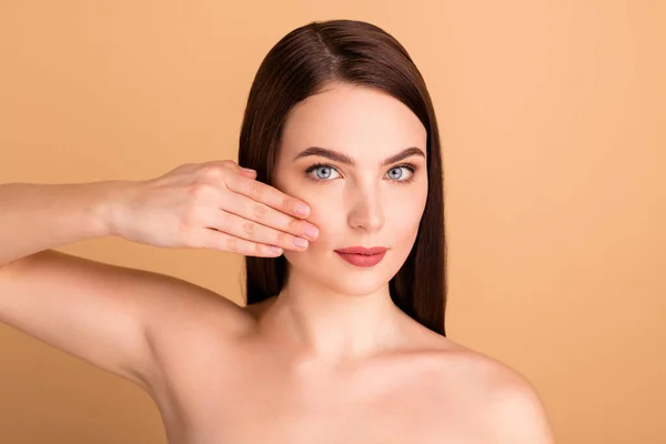 De cerca la foto de la chica de mente soñadora toque la cara de la mano su cara se convierte en ideal perfecto después de un nuevo tratamiento de terapia de cuidado de la piel del salón para ir al baile aislado sobre fondo de color beige —  Fotos de Stock