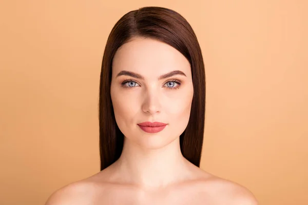 Close up foto de mente séria menina quer se tornar rainha de beleza real tentar novo tratamento de terapia de cuidados com a pele salão isolado sobre fundo de cor pastel — Fotografia de Stock