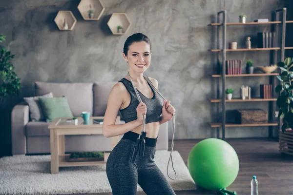 Porträtt av positiv idrottare sportig energi intensiv ansträngning flicka njuta av praktiken yoga aerobics gymnastik hålla hoppning rep slitage trosor i huset inomhus — Stockfoto