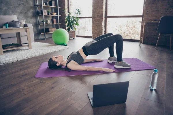 Top nad vysokým úhlem pohledu celého těla fotografie atlet aktivní energie dívka mají vytrvalost intenzivní praxe sledovat video notebook to stretch břicho zadní deska na podlaze rohože v domě vnitřní — Stock fotografie