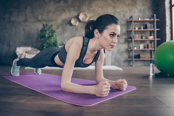 Full size close up foto do ativo magro esbelto menina esticar as mãos prancha aeróbica exercício na esteira fazendo esforço intenso pilates desgaste calcinha em casa dentro de casa — Fotografia de Stock