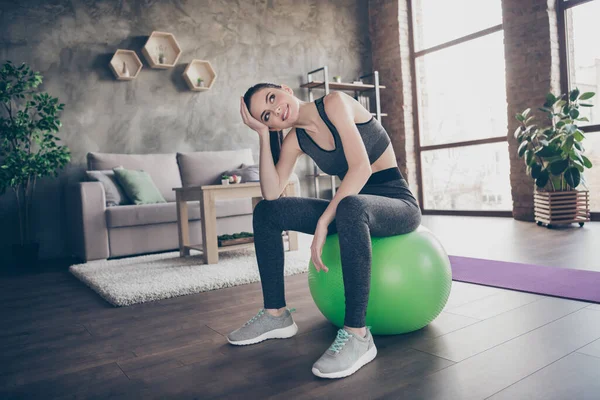 Foto de larga duración de la hermosa señora cuarentena pasatiempo entrenamiento estancia en casa tomar descanso dinámico practicar fitness casa sentado en la bola en forma cansado perezoso ejercicio sala de estar en el interior —  Fotos de Stock