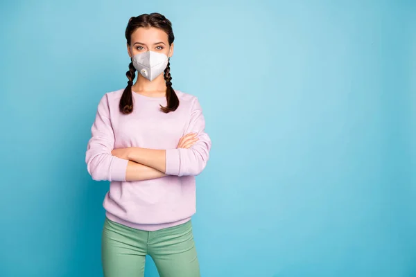 Porträtt av henne hon trevlig attraktiv säker frisk flicka bär säkerhet n95 återanvändbar mask vikta armar andas syre isolerad ljus levande glans pulserande blå teal färg bakgrund — Stockfoto