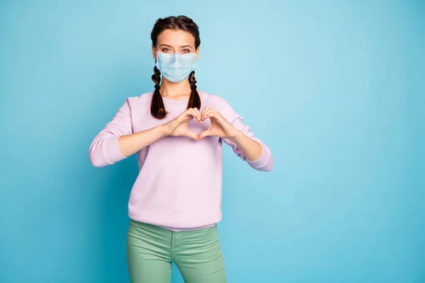 Πορτρέτο της αυτή ωραία ελκυστική υγιή κορίτσι φορώντας μάσκα ασφαλείας γάζα δείχνει την καρδιά σημάδι γρίπη θεραπεία αποκατάστασης Grippe απομονωμένο φωτεινό ζωντανό λάμψη ζωντανό μπλε φόντο teal χρώμα — Φωτογραφία Αρχείου