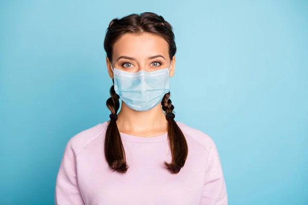 Close-up portret van haar ze mooi aantrekkelijk meisje dragen veiligheidsmasker wuhan porselein virale pneumonie symptoom syndroom preventie geïsoleerde helder levendige glans levendige blauwe kleur achtergrond — Stockfoto