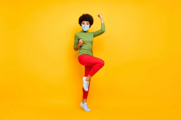 Full length dimensione del corpo vista di lei lei fortunata ragazza dai capelli ondulati che celebra divertirsi ballando malattia mers cov recupero isolato su brillante brillantezza vivace colore giallo sfondo — Foto Stock