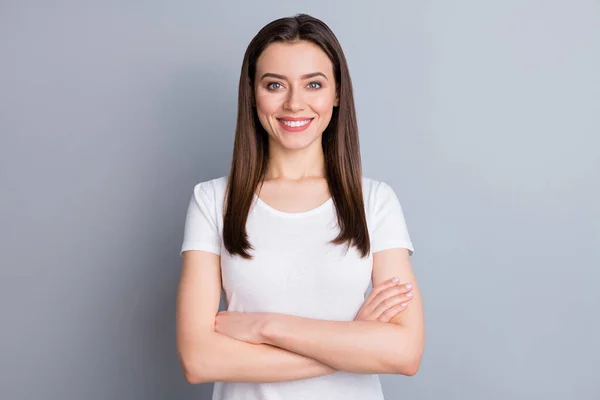 Foto av attraktiv toothy dam lång frisyr armarna korsade bossig person självsäker arbetstagare företag representant bära casual vit t-shirt isolerad grå färg bakgrund — Stockfoto