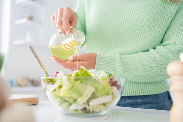 Zugeschnittene Nahaufnahme Porträt von ihr sie schöne attraktive Mädchen macht häusliche leckere Mittagessen Hobby-Werkstatt Hinzufügen von Öl-Gemüse-Salat in modernen hellen weißen Küche Haus drinnen — Stockfoto