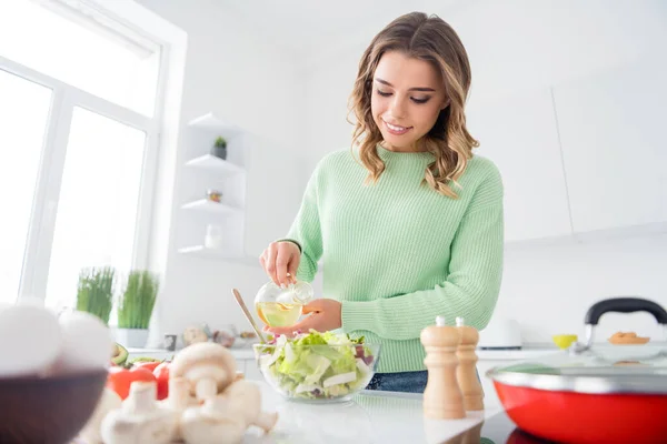 아름다운 주부의 사진에는 감람 유를 야채 샐러드 재료에 첨가하여 맛있는 식사를 준비하는 모습을 담고 있다. — 스톡 사진