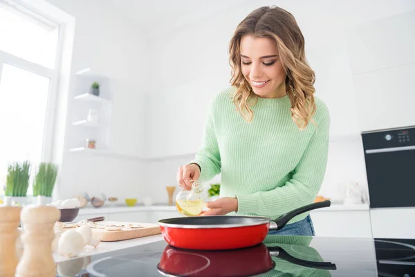 Portret van haar ze mooi aantrekkelijk mooi gericht vrolijk vrolijk golvend harig meisje bereiden lekker lekker huiselijk gerecht gieten olie hobby tijdverdrijf in licht witte keuken binnen — Stockfoto